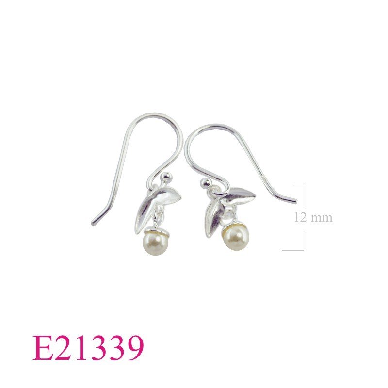 Earrings, 6mm synthetic perl and leaves.