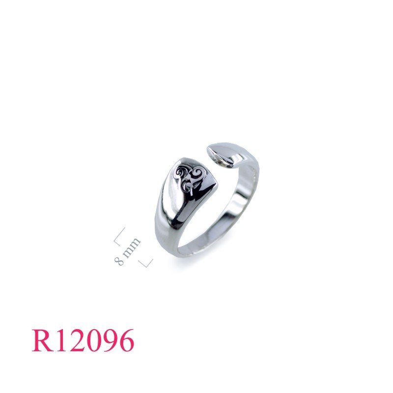 Triskelion Ring, Triskelion split top design.