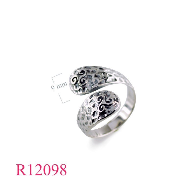 Triskelion Ring, Triskelions on hammered head design.