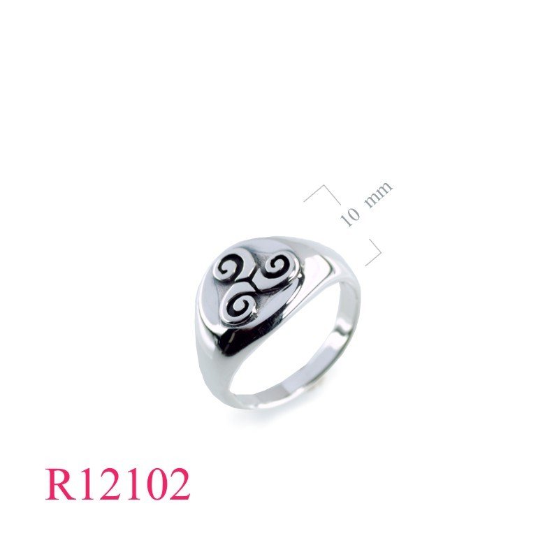 Triskelion Ring, round Triskelion top.