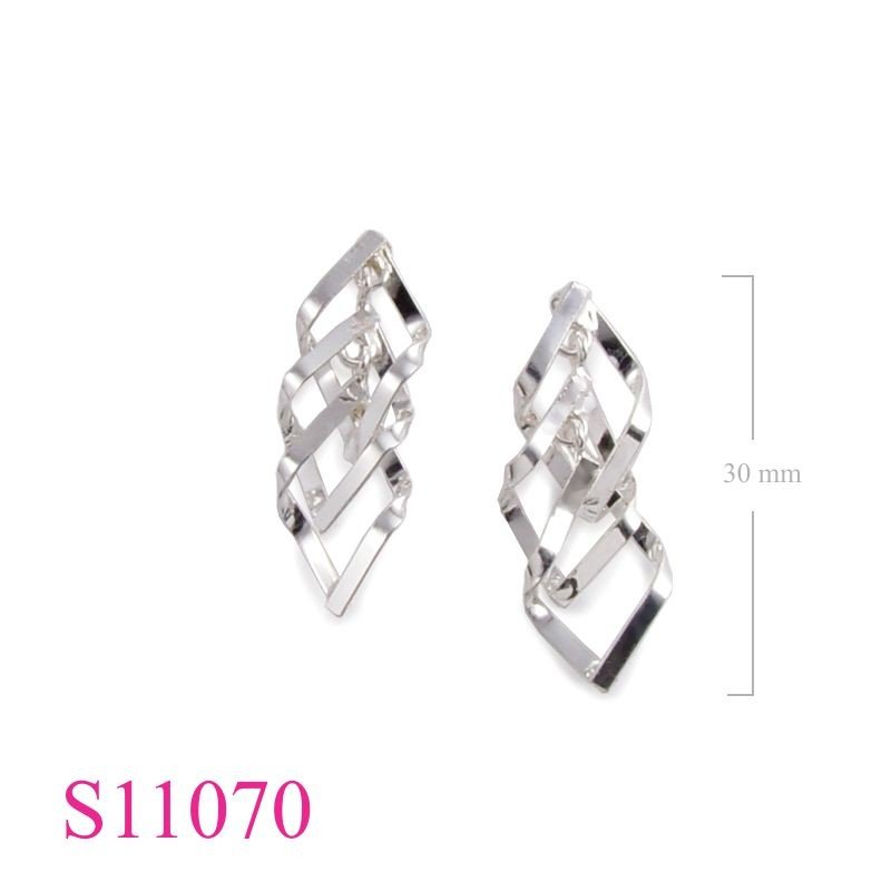 Earrings, 3 hanging diamond shapes.