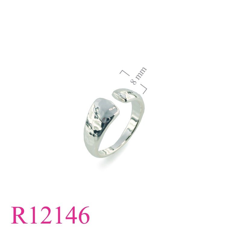 Ring, hammered split flat top.