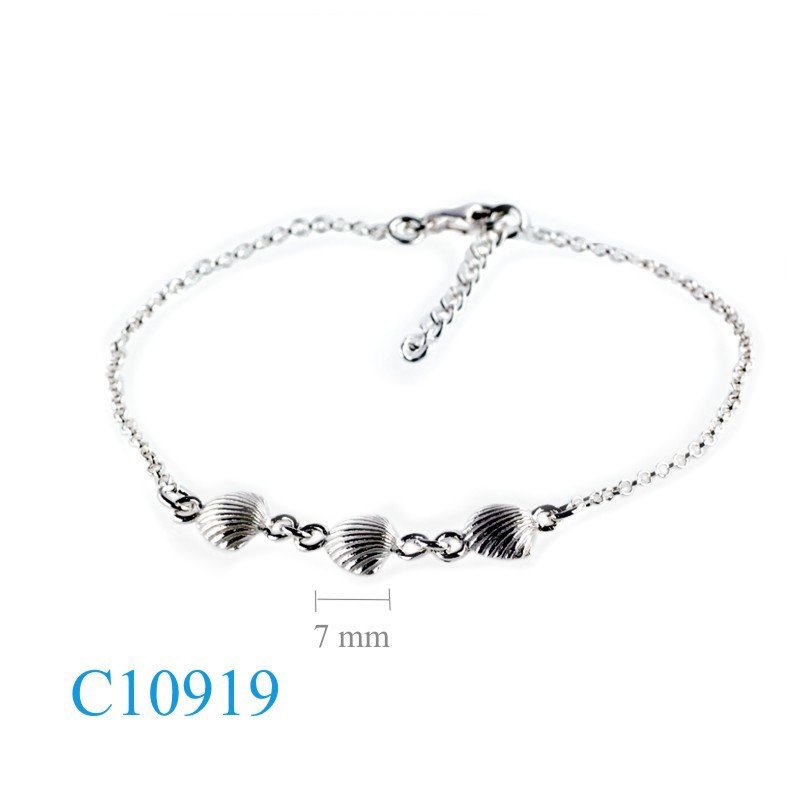 Bracelet, 7.5 inches 3 clams.