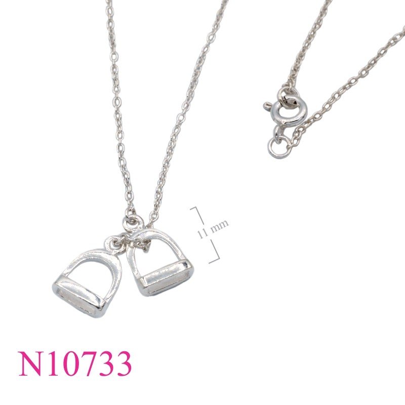 Necklace, Y chain and 2 stirups.