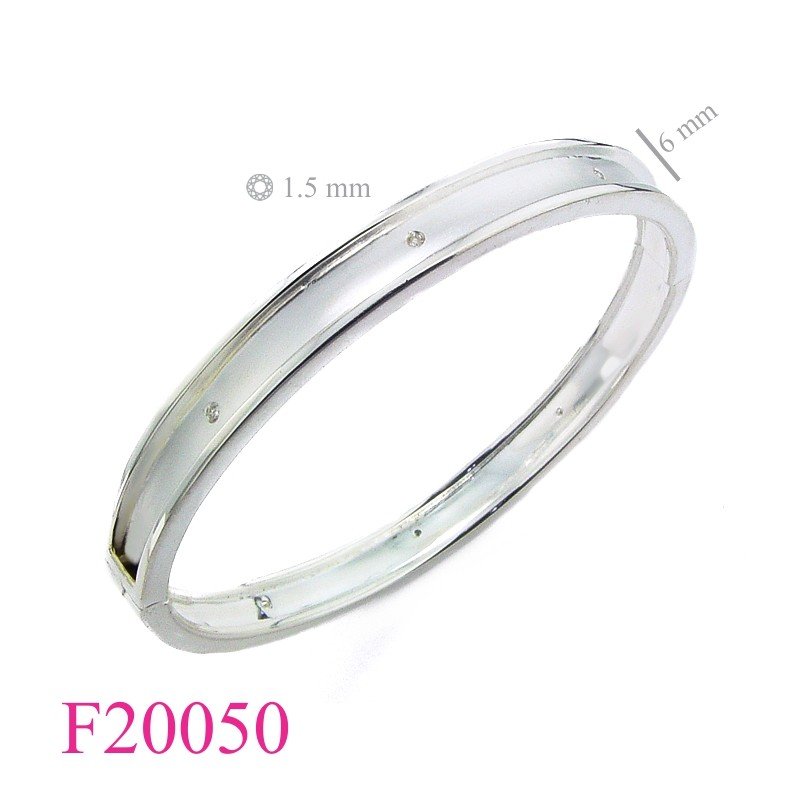 <p>Bangle, sand brust band with CCZ.</p>