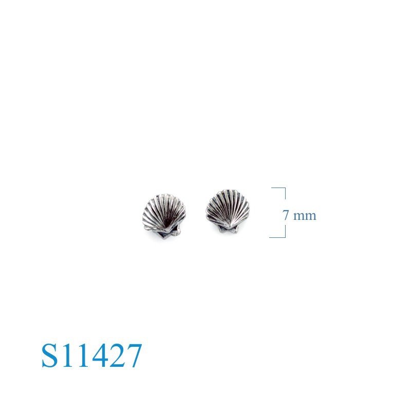 Earrings, clam.