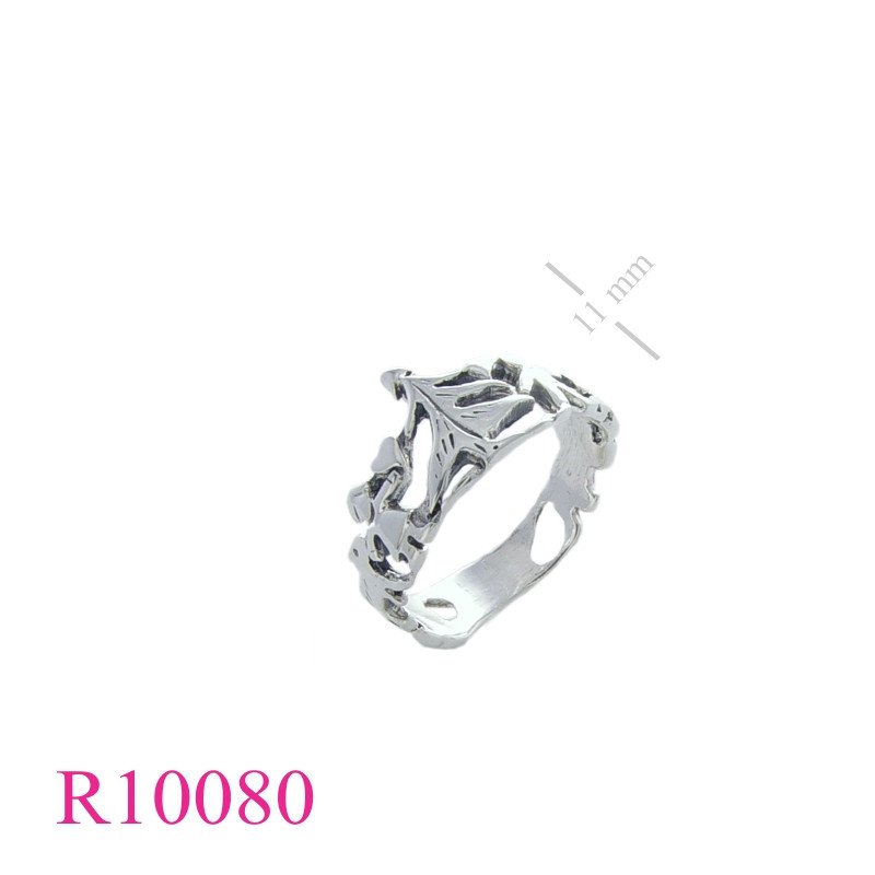 <p>Ring, kids and tree.</p>
