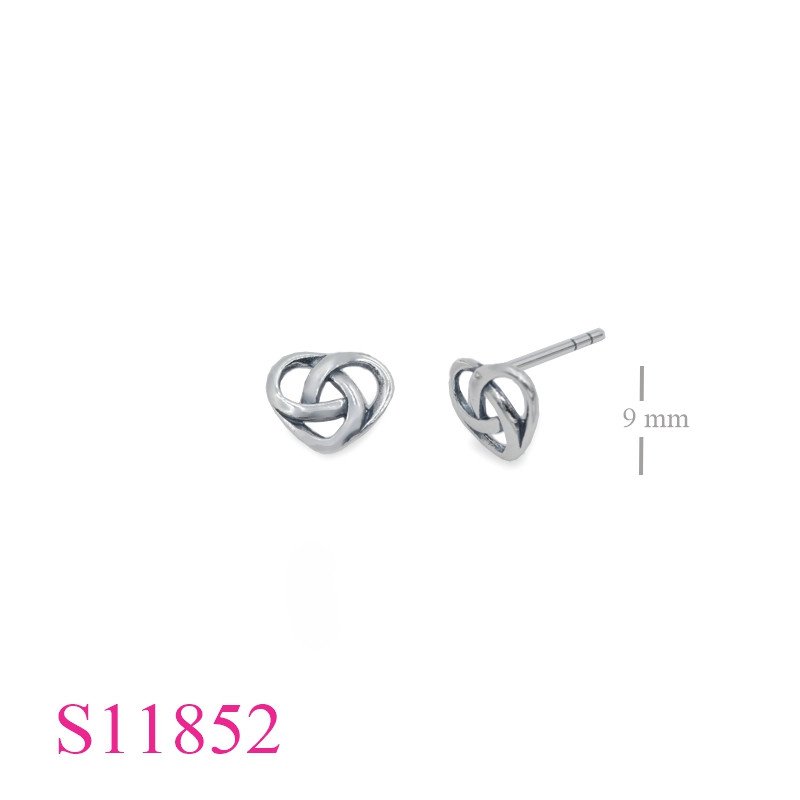 <p>Earrings, 8mm. Trinity.</p>