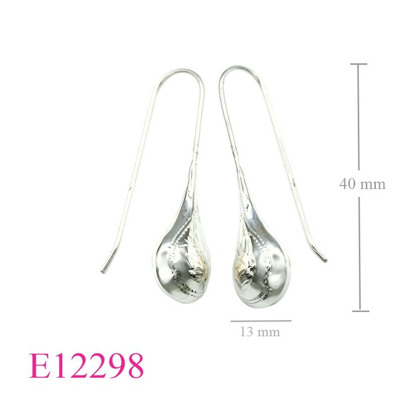 <p>Earrings, 13mm engraved puff drop.</p>