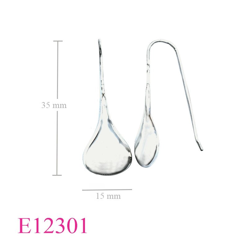 <p>Earrings, 15mm drop puff.</p>