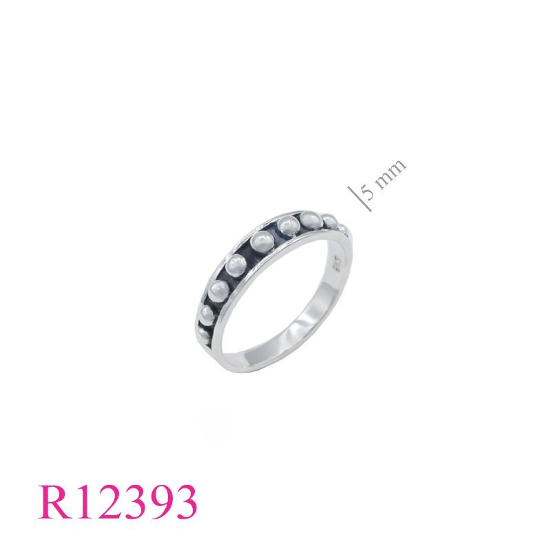 <p>Ring, dots band.</p>
