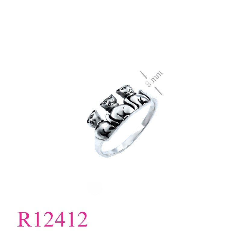<p>Ring, 3 sitting cats.</p>