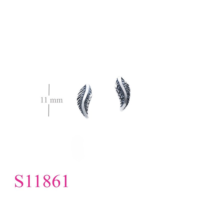 <p>Earrings, 11mm curved leaf.</p>