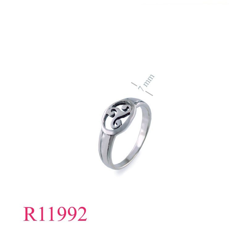 <p>Lion Ring, Triske Ring, oval cut out Triske.</p>
