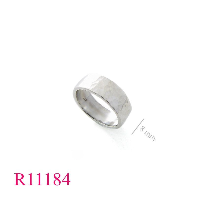 <p>Ring, 8mm band hammered.</p>