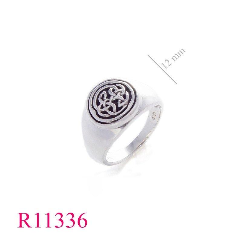 <p>Ring, oxidized round Celtic shield knot.</p>