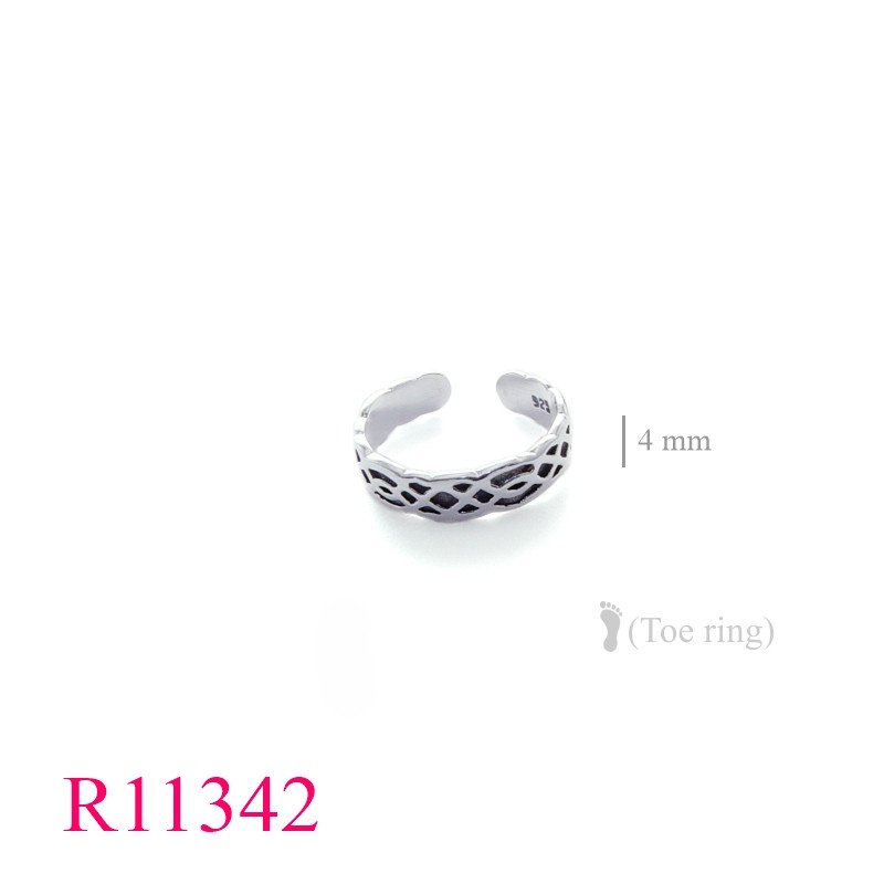 <p>Toe Ring, oxidized Celtic loop.</p>