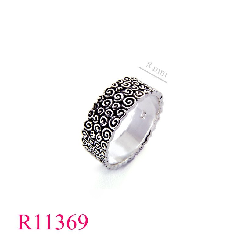 <p>Band Ring, with swirls pattern.</p>
