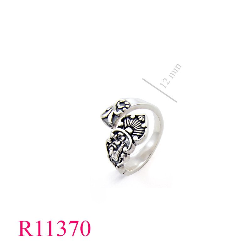 <p>Ring, spoon handle design.</p>