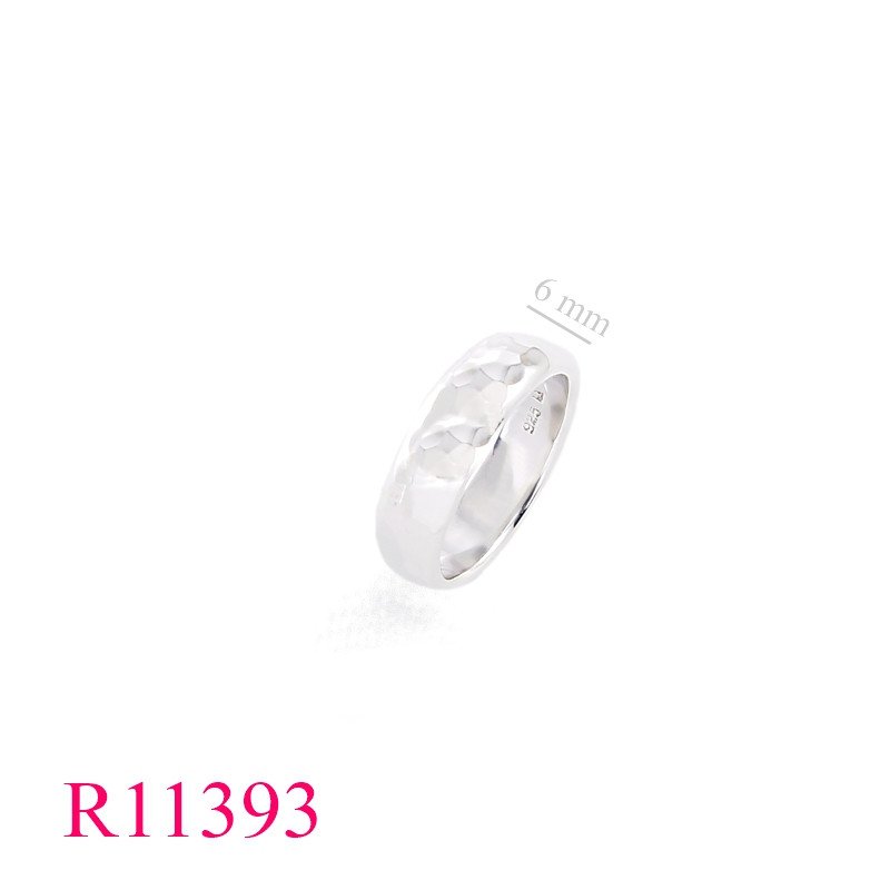 <p>Band Ring, 6mm with hammer surface.</p>