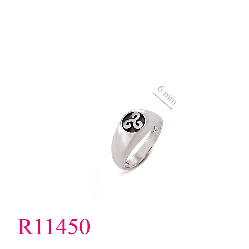 <p>Triskelion Ring, oxidized Triskelion.</p>