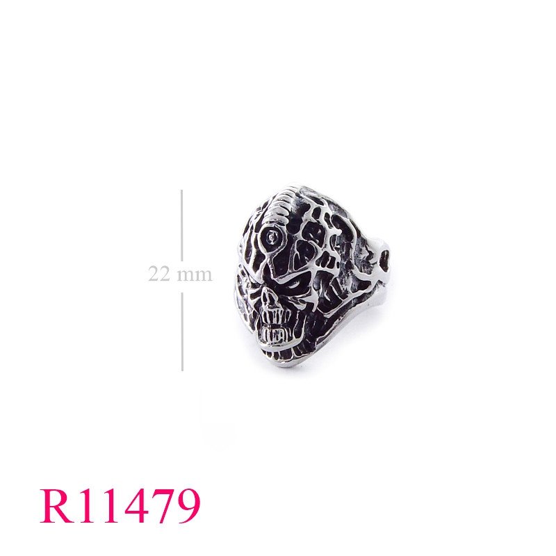 <p>Ring, oxidized skull with evil look.</p>