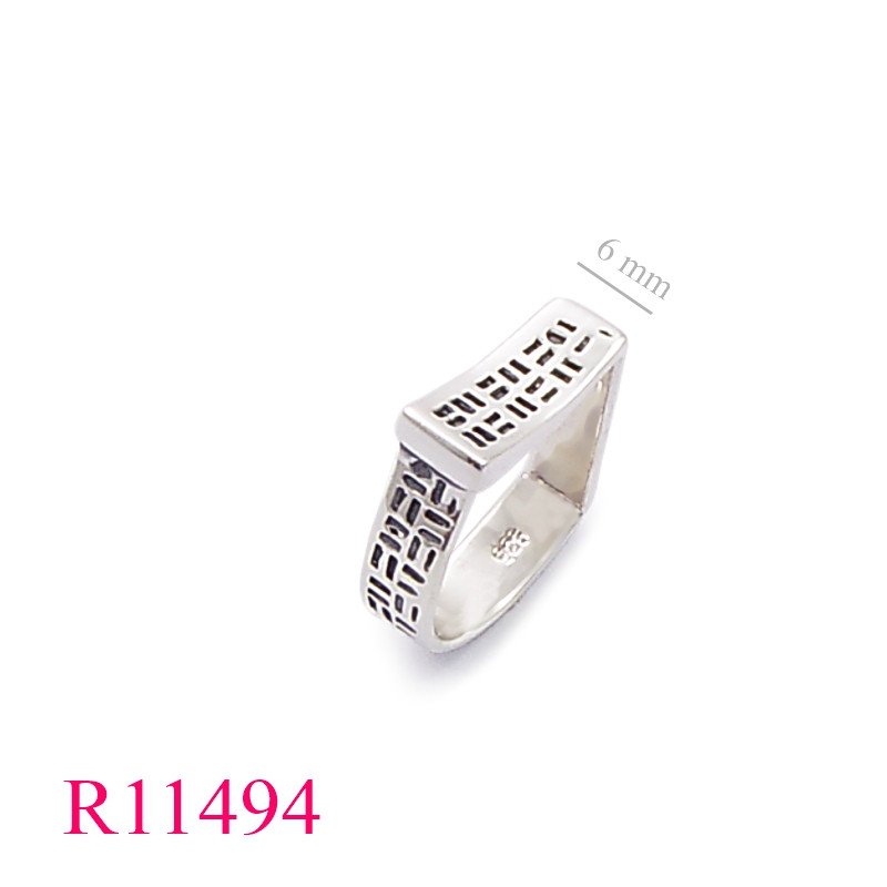 <p>Ring, uneven shape.</p>