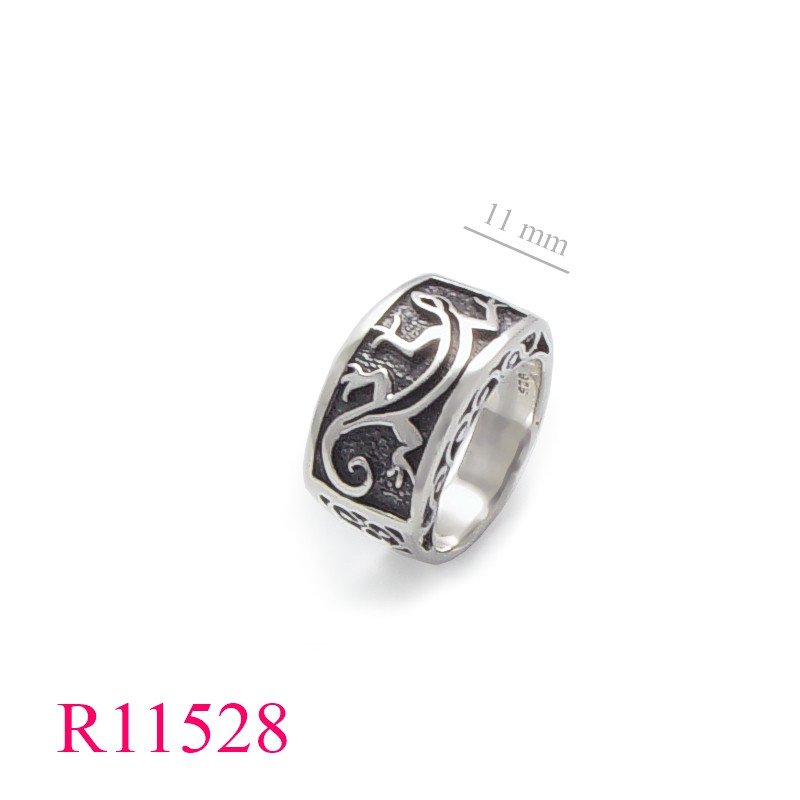 <p>Ring, lizard on stencil design.</p>