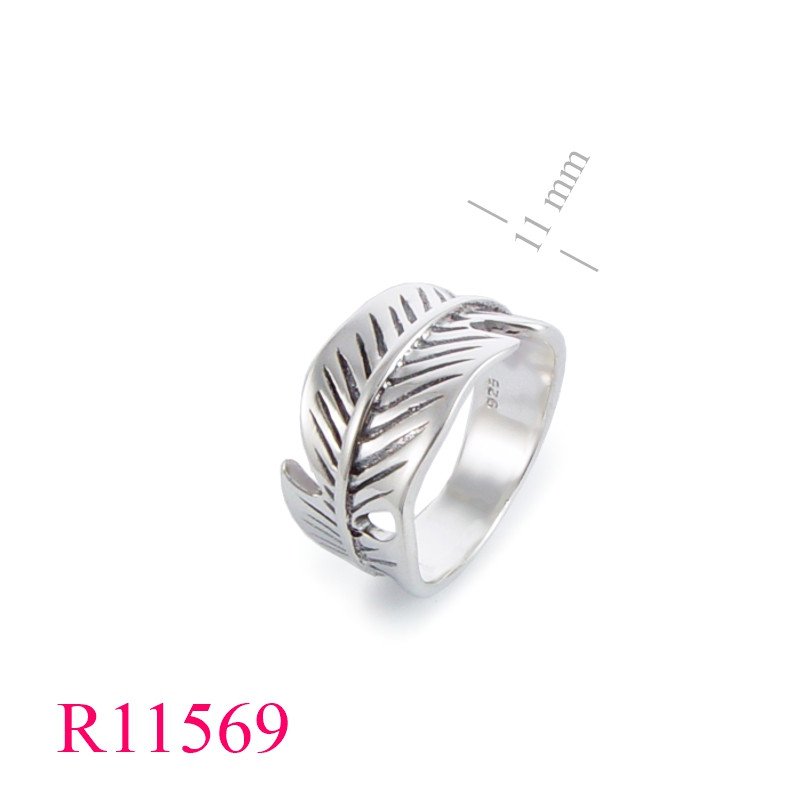 <p>Ring, banana leaf.</p>