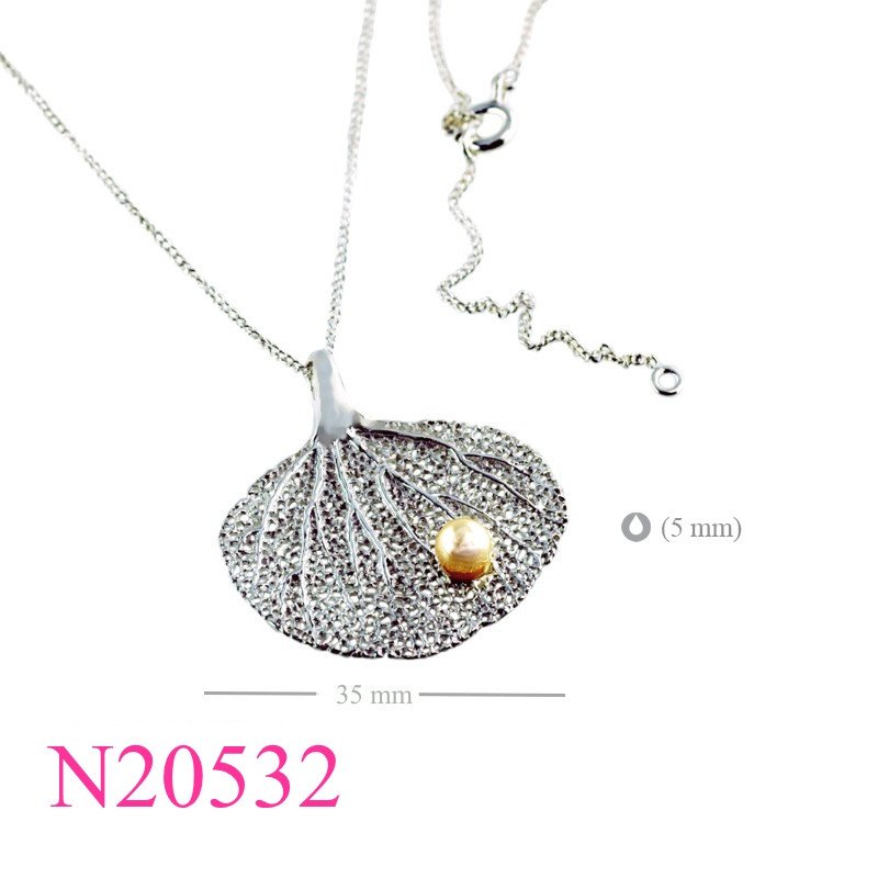<p>Necklace, 16+2 inches and chain fan coral with imitation Perl.</p>