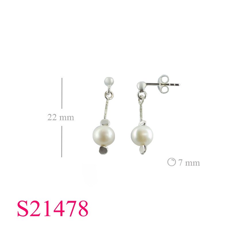 <p>Earrings, FW perl.</p>