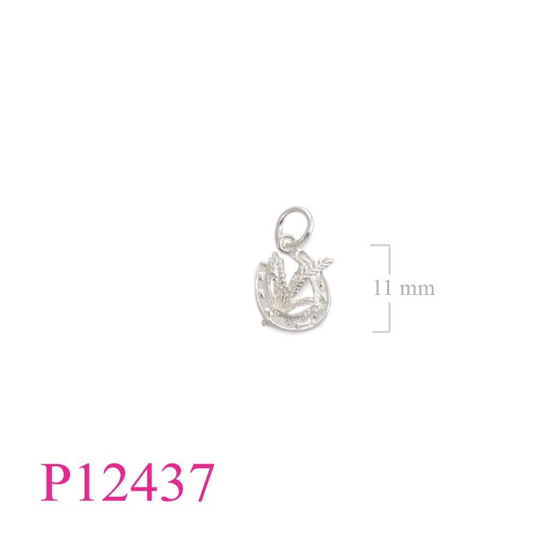 <p>Pendant, horse shoe and leaf.</p>
