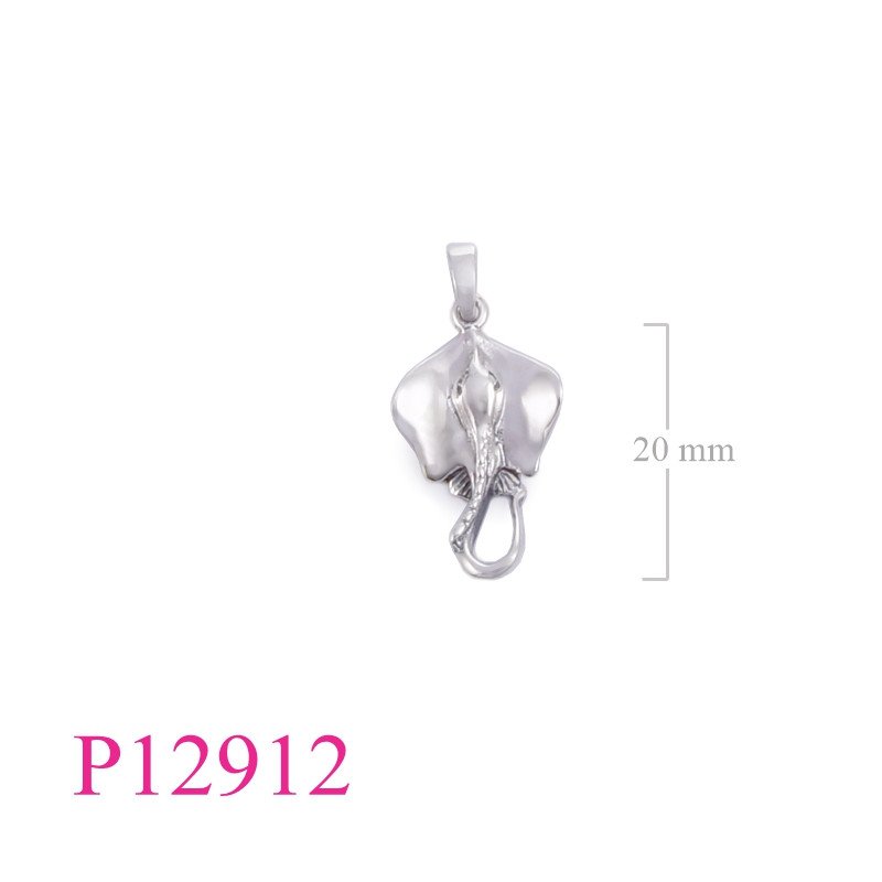 <p>Pendant, medium stingray.</p>