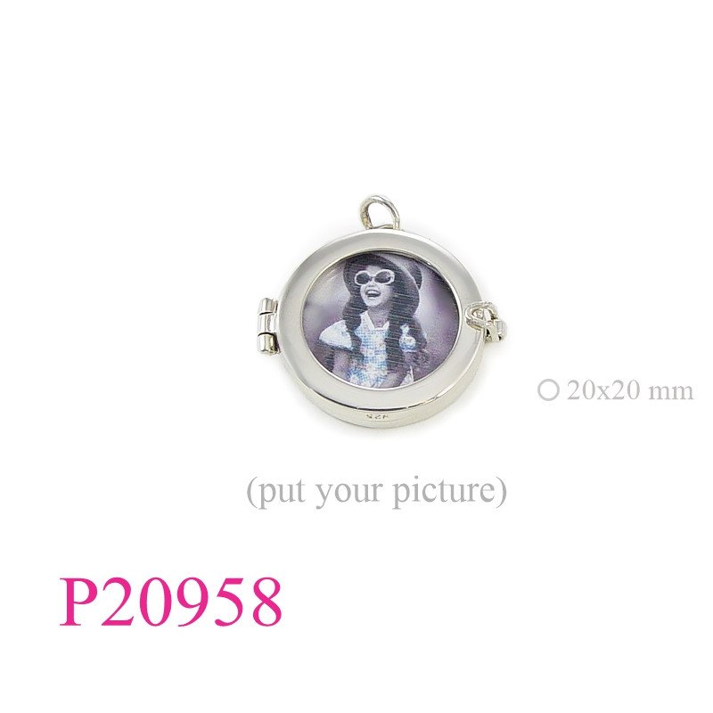 <p>Pendant, 20mm round picture frame.</p>