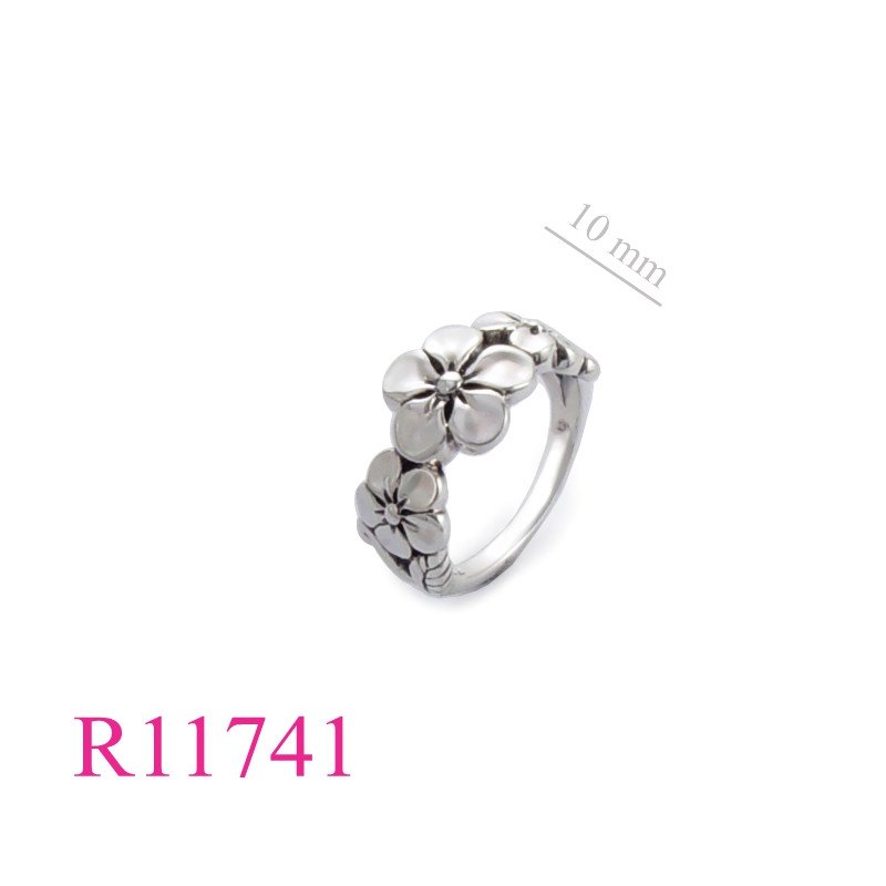 <p>Ring, 3 flowers.</p>
