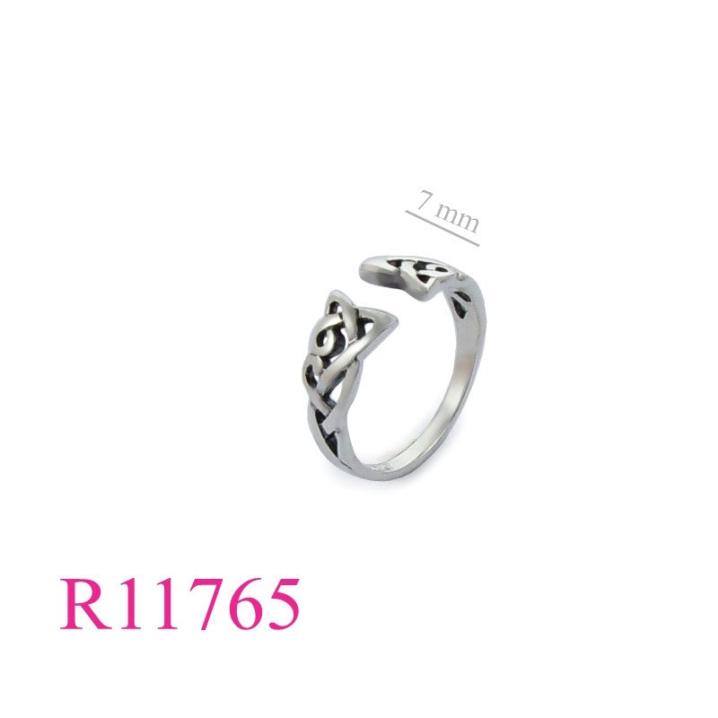 <p>Ring, open top Celtic.</p>