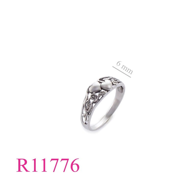<p>Ring, cut out double hearts design.</p>