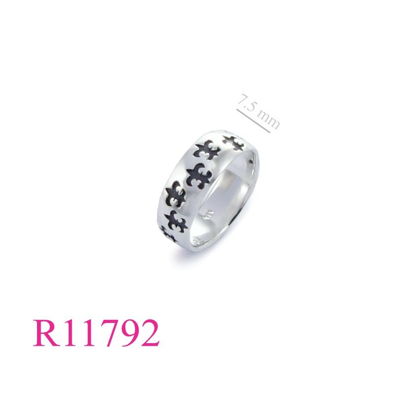 <p>Band Ring, 7.5mm Fleur de lis.</p>