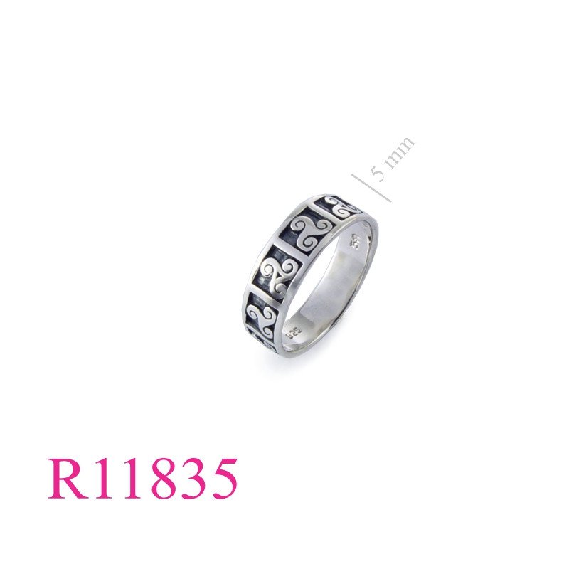 <p>Band Ring, Triskellions.</p>