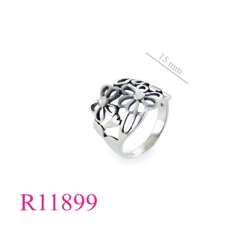 <p>Ring, cut out flower design.</p>