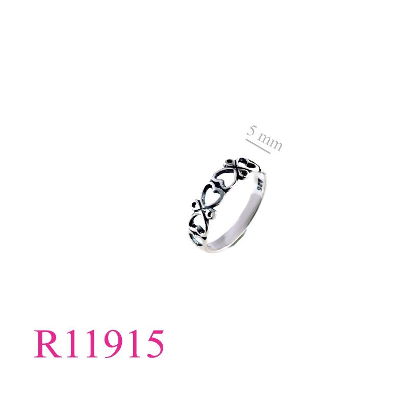 <p>Ring, cut out hearts design.</p>