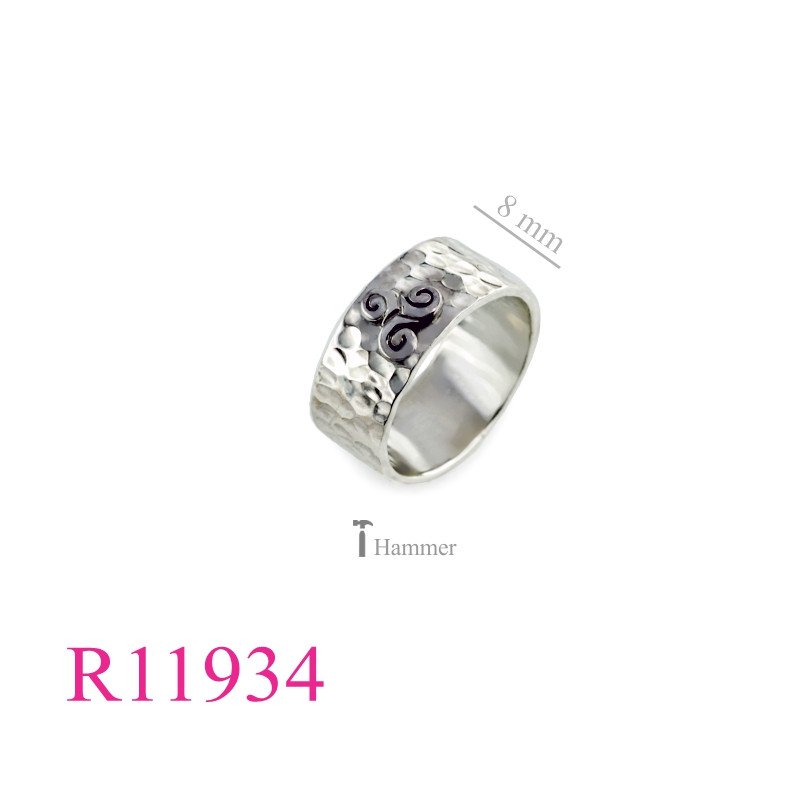<p>Ring, Triskellion on 8mm hammered band.</p>