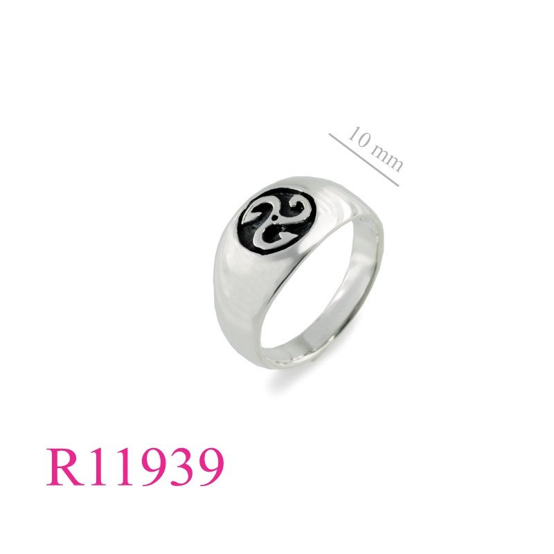 <p>Ring, Triskellion design.</p>