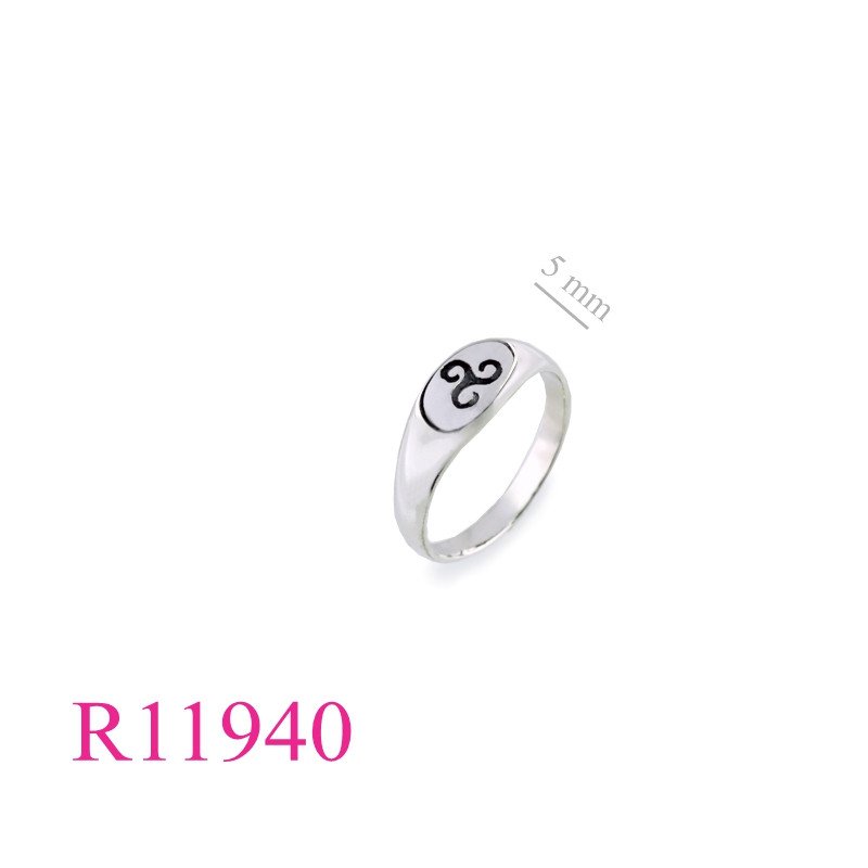 <p>Ring, Triskellion.</p>