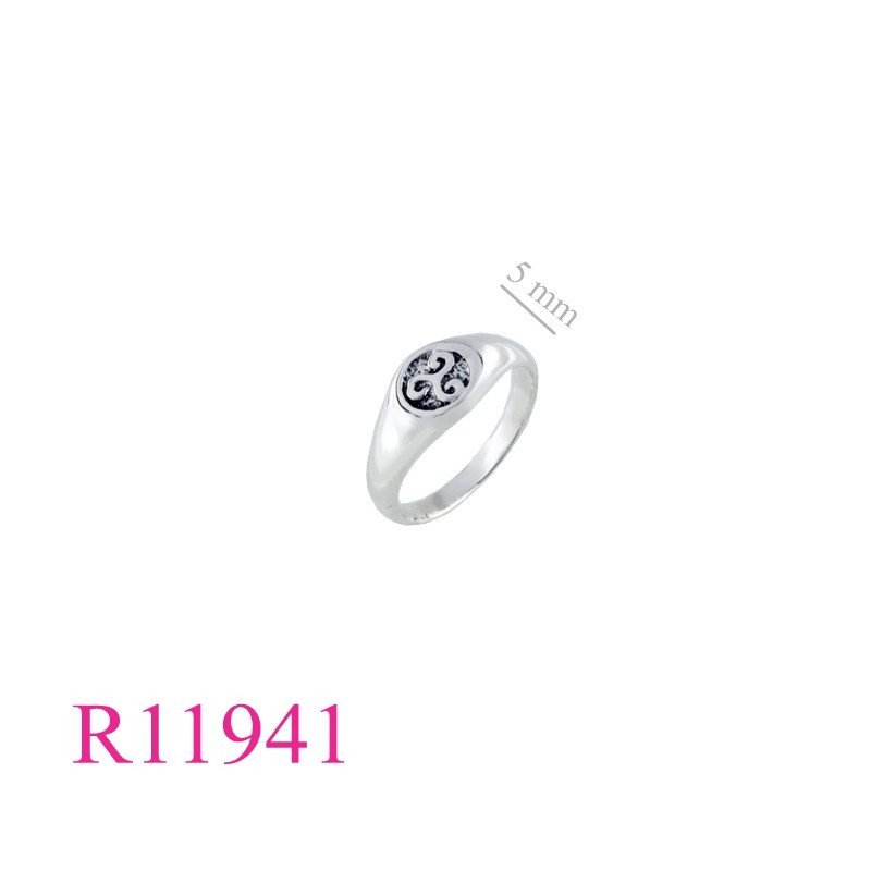 <p>Ring, Triskellion.</p>
