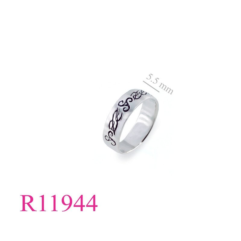 <p>Band Ring, Triskelion Ring, 5.5mm Triskeslion.</p>