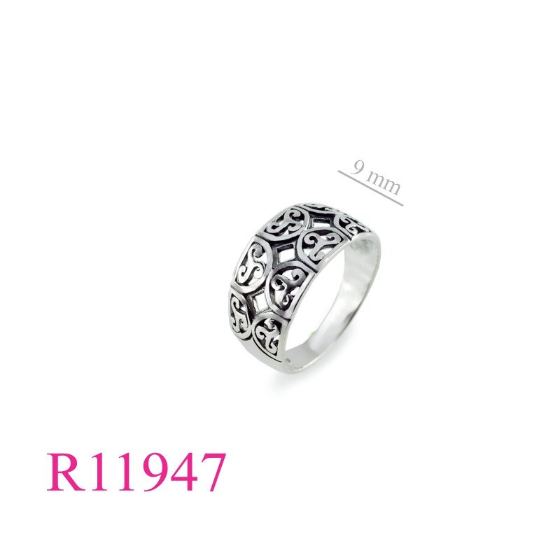 <p>Ring, Triskellions in half rounds design</p>