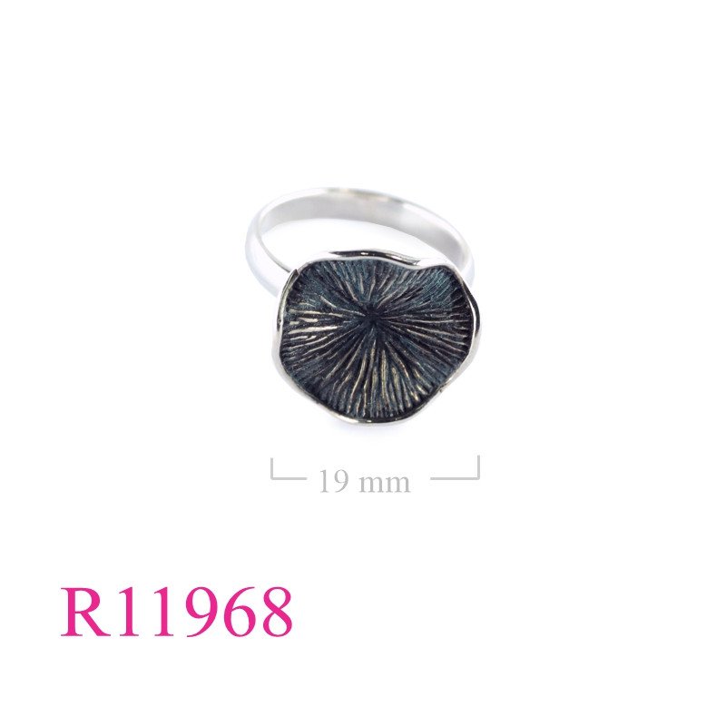 <p>Ring, 19mm lotus leaf.</p>