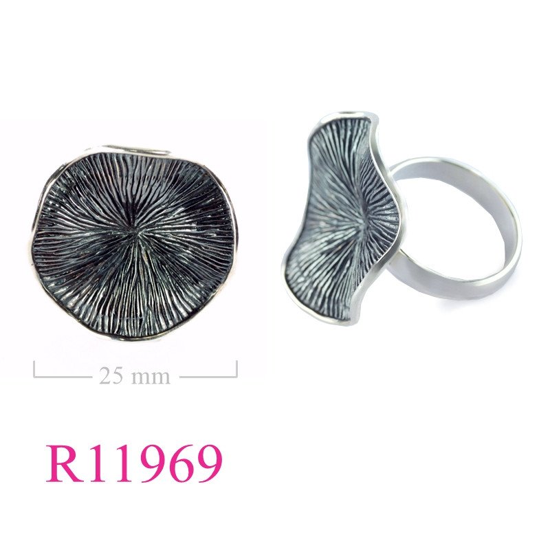 <p>Ring, 25mm lotus leaf.</p>