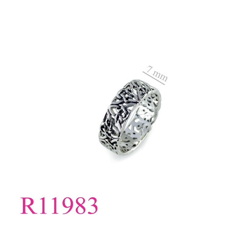 <p>Band Ring, triangle Celtic.</p>
